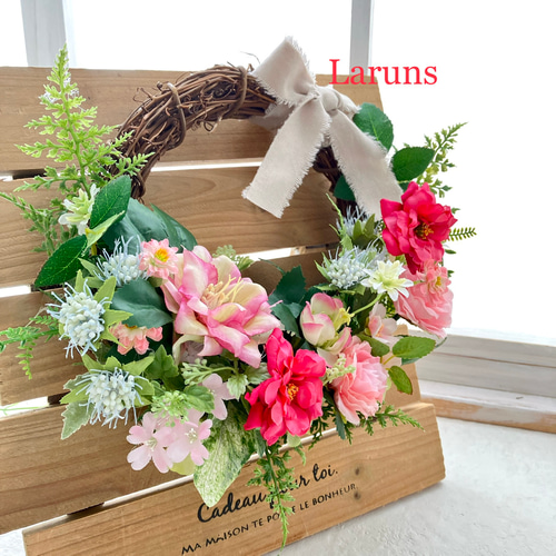 ピンクのワイルドローズと6月の花クリスマスローズのサマー