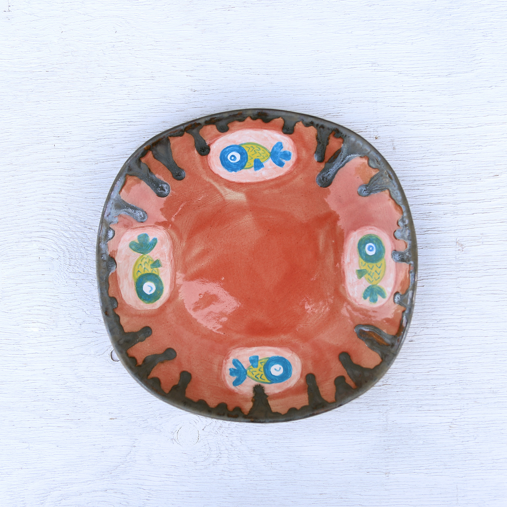 ちょっと漆のような朱色の釉と青い金魚の四角深皿