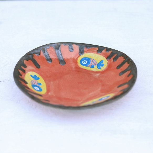 朱釉略帶漆色的深盤，青色金魚 第1張的照片