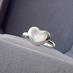 天然珍珠母貝 純銀戒指 愛心 彩虹珠光 甜美氣質 第3張的照片
