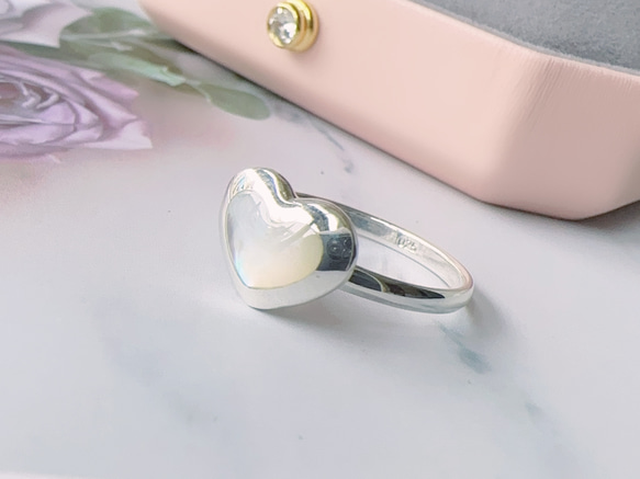 天然珍珠母貝 純銀戒指 愛心 彩虹珠光 甜美氣質 第2張的照片