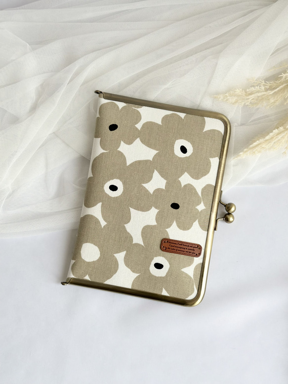 嵩張らない！母子手帳ケース (Mサイズ用) コンパクト がま口 北欧　フラワー　B6  マルチケース　手帳カバー　 2枚目の画像