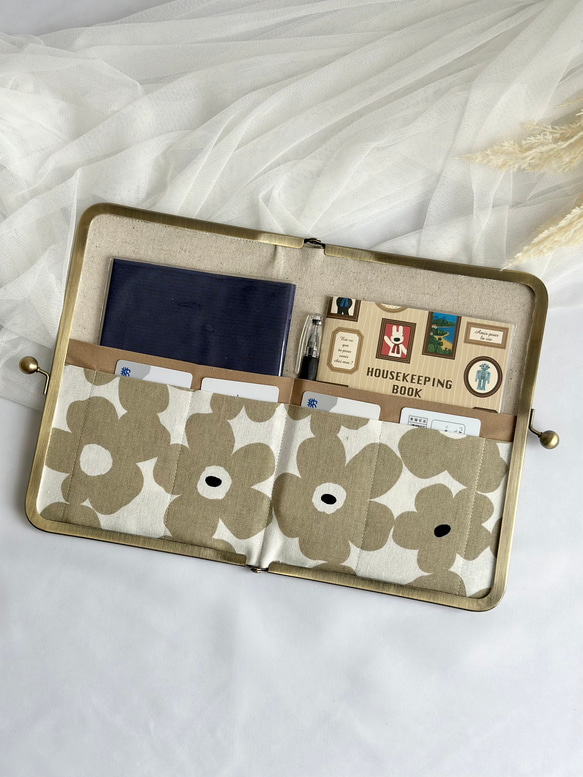 嵩張らない！母子手帳ケース (Mサイズ用) コンパクト がま口 北欧　フラワー　B6  マルチケース　手帳カバー　 6枚目の画像