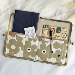 嵩張らない！母子手帳ケース (Mサイズ用) コンパクト がま口 北欧　フラワー　B6  マルチケース　手帳カバー　 7枚目の画像