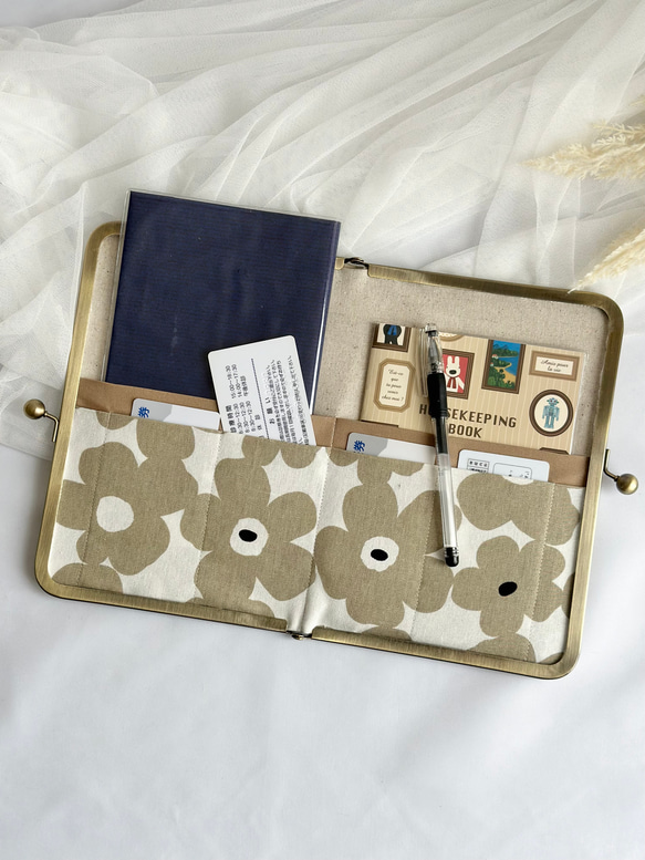 嵩張らない！母子手帳ケース (Mサイズ用) コンパクト がま口 北欧　フラワー　B6  マルチケース　手帳カバー　 7枚目の画像