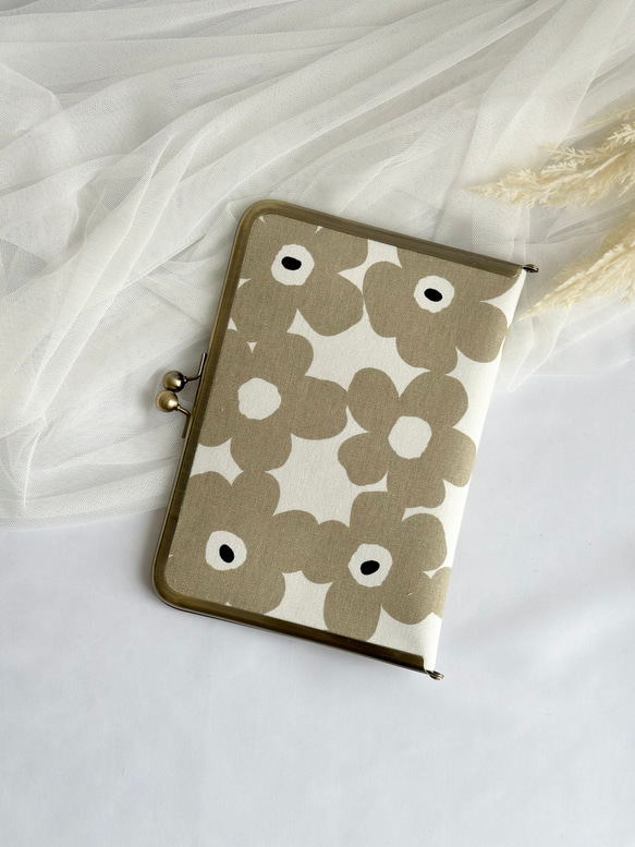 嵩張らない！母子手帳ケース (Mサイズ用) コンパクト がま口 北欧　フラワー　B6  マルチケース　手帳カバー　 3枚目の画像