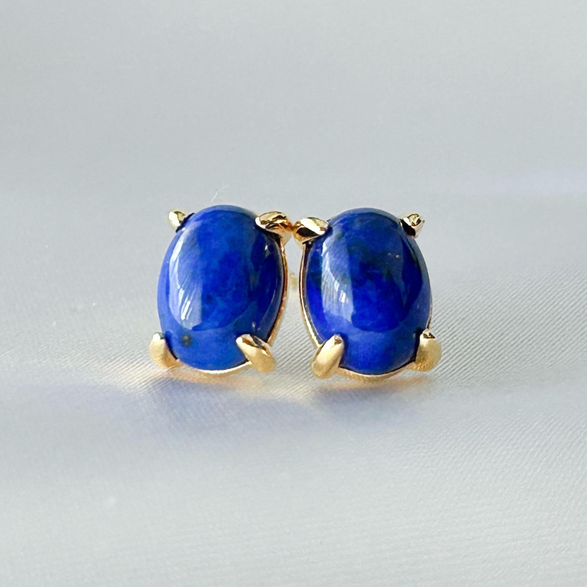 【1点物 夜空のピアス】12月誕生石 ラピスラズリ スタッドピアス 天然石 ブルー 瑠璃色 藍色 シンプル ギフト