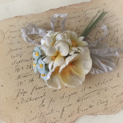 染め花とくしゅくしゅリボンのブーケコサージュ(オフホワイト) 1枚目の画像