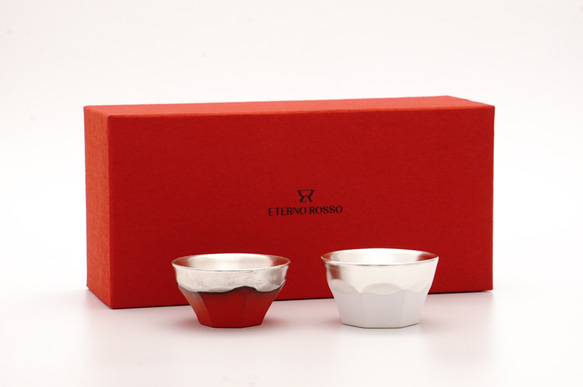 紅白ぐい呑みペアセット（銀彩効果で日本酒が美味しくなる酒杯