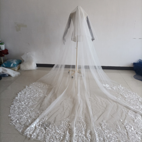 パーティードレス オフホワイト 背中見せ 揺らめく裾 2次会/合コン  