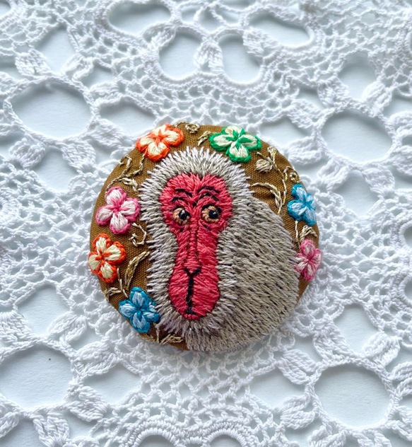 K18/K18WGお猿さんモチーフブローチ 刺繍猿ブローチ お猿さんとアジアンフラワー ブローチ 刺繍と猫