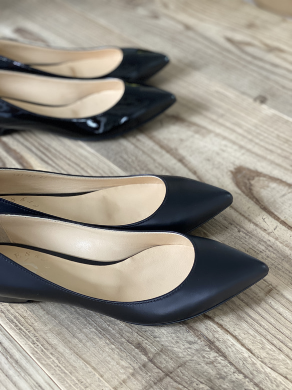 甲浅のポインテッドトウパンプス　黒エナメル＆黒スムース 