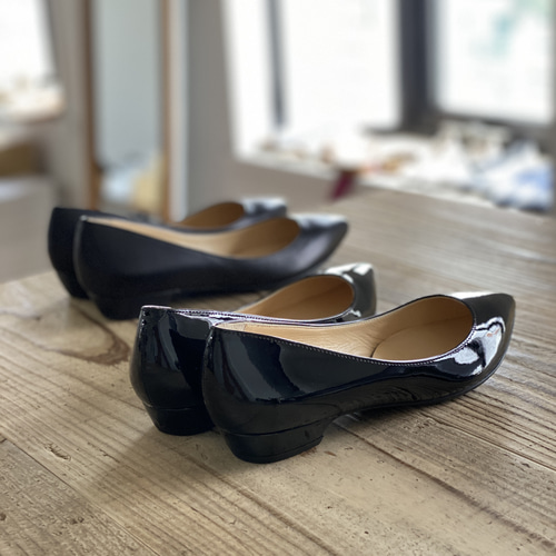 ブラックエナメルポインテッドトゥハイヒール 甲浅め 甲浅のポインテッドトウパンプス 黒エナメル＆黒スムース