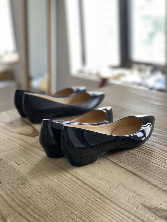 甲浅のポインテッドトウパンプス　黒エナメル＆黒スムース 