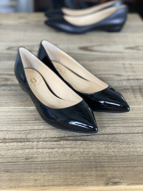 甲浅のポインテッドトウパンプス　黒エナメル＆黒スムース 