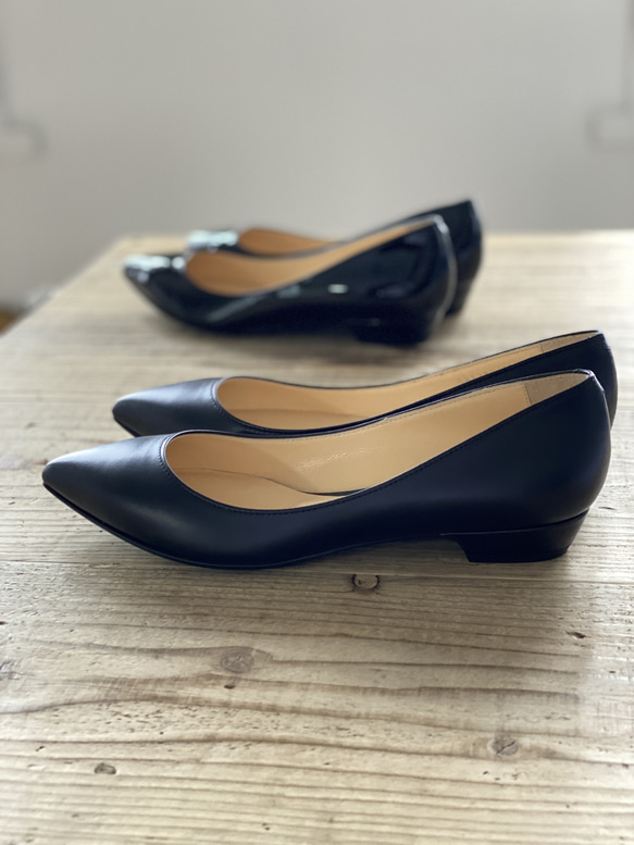 甲浅のポインテッドトウパンプス　黒エナメル＆黒スムース 