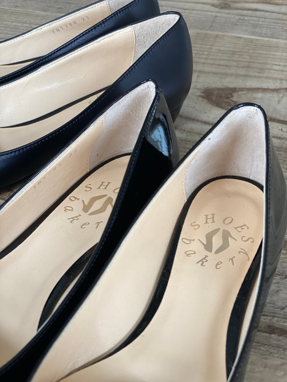 甲浅のポインテッドトウパンプス　黒エナメル＆黒スムース 