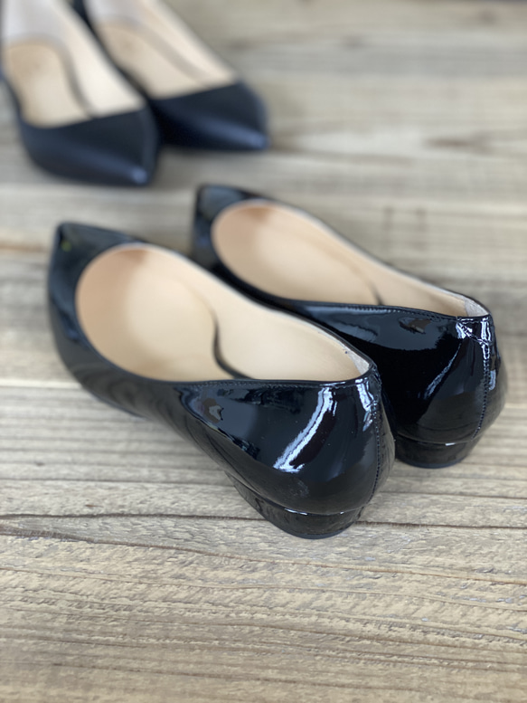 甲浅のポインテッドトウパンプス　黒エナメル＆黒スムース 