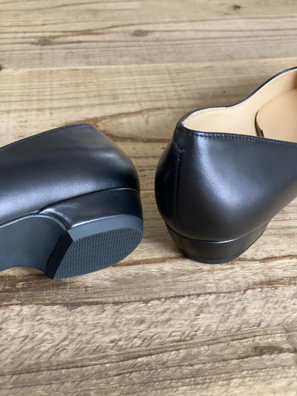 甲浅のポインテッドトウパンプス　黒エナメル＆黒スムース 