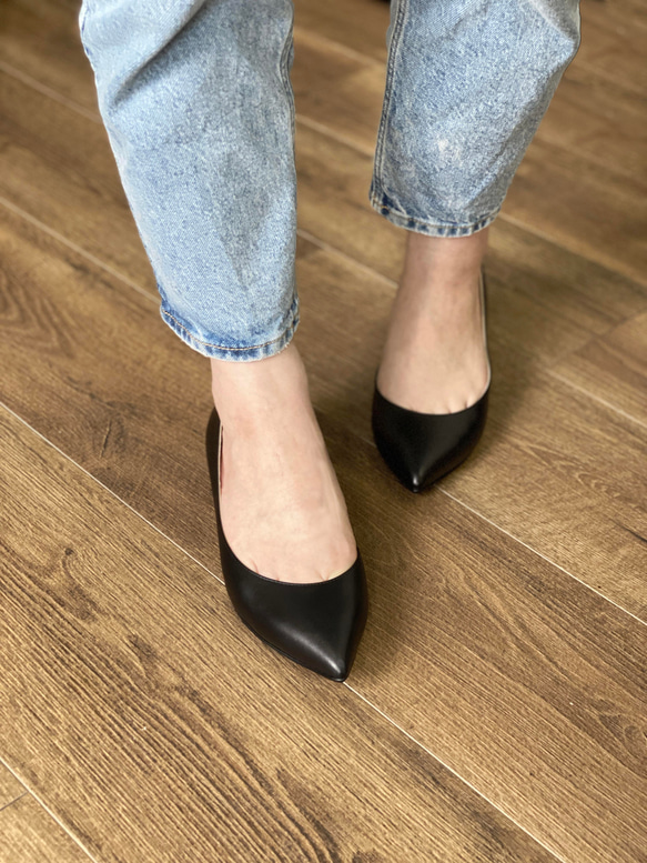 甲浅のポインテッドトウパンプス　黒エナメル＆黒スムース 