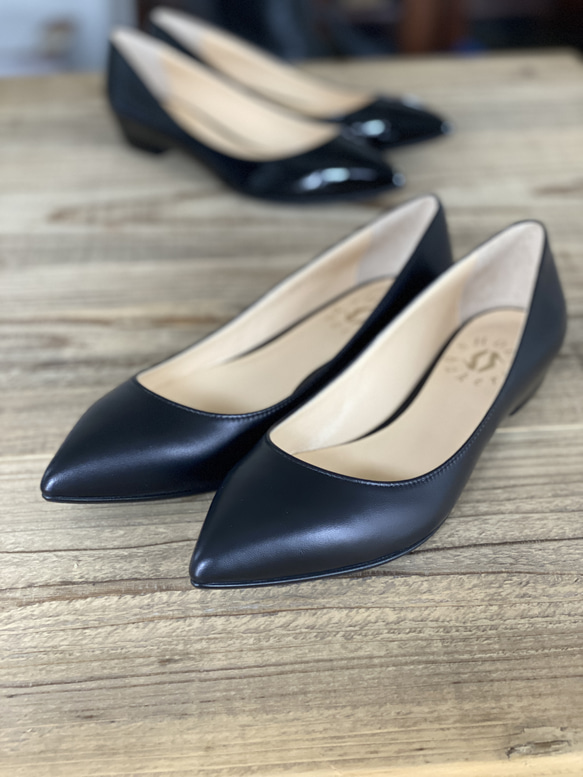 甲浅のポインテッドトウパンプス　黒エナメル＆黒スムース 
