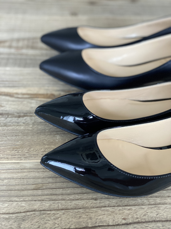 甲浅のポインテッドトウパンプス　黒エナメル＆黒スムース 