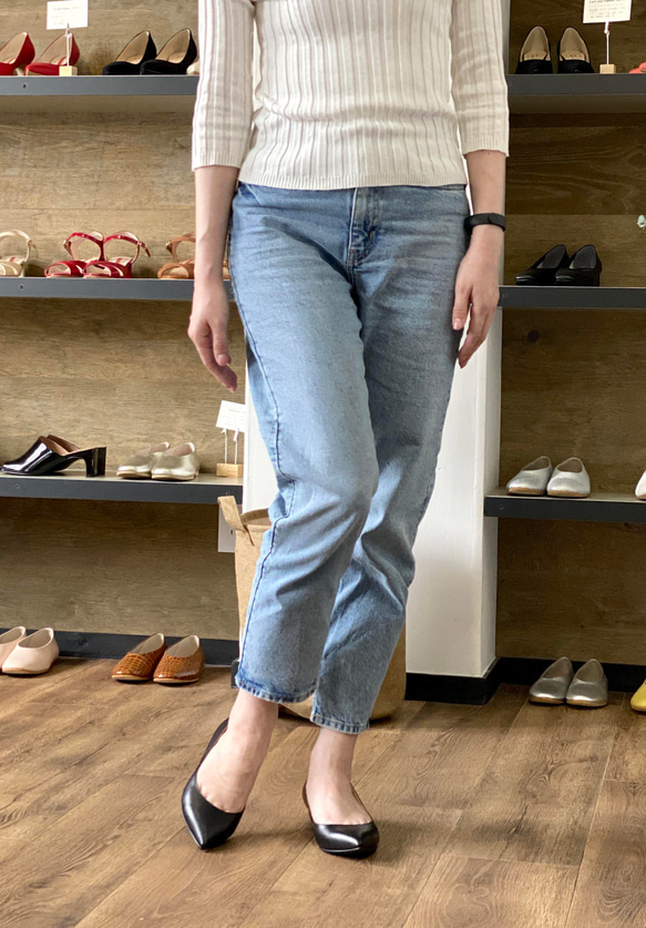 甲浅のポインテッドトウパンプス　黒エナメル＆黒スムース 