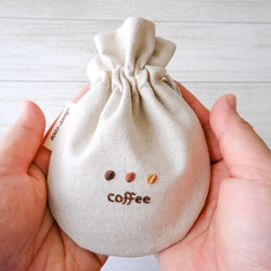 [夏季限定銷售至 8 月 31 日] 咖啡抽繩袋（咖啡花 x 熱蛋糕）☆ 刺繡小包 第3張的照片
