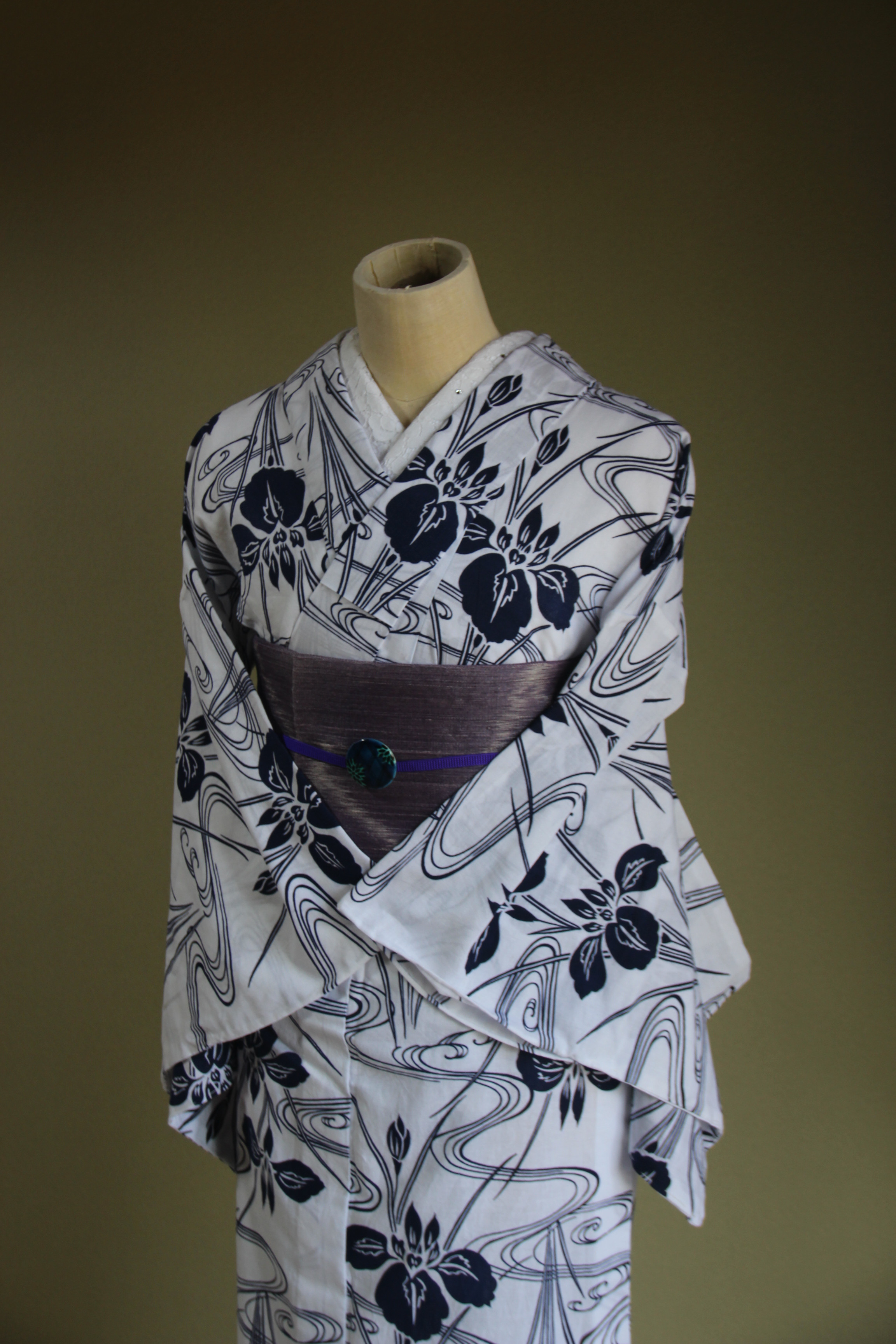 藍手染め型染浴衣 白地 菖蒲に流水が静謐な大人の色香 お袖長め