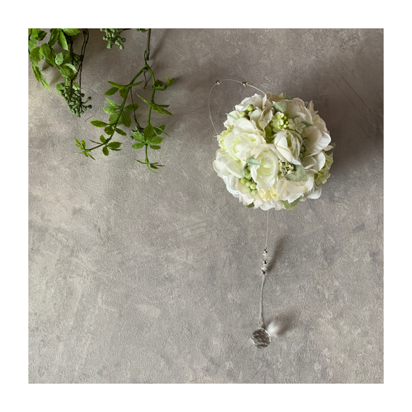 サンキャッチャー　クリスタル　ホワイト　フライングリース　フラワーボール　アーティフィシャルフラワー　造花　紫陽花 1枚目の画像