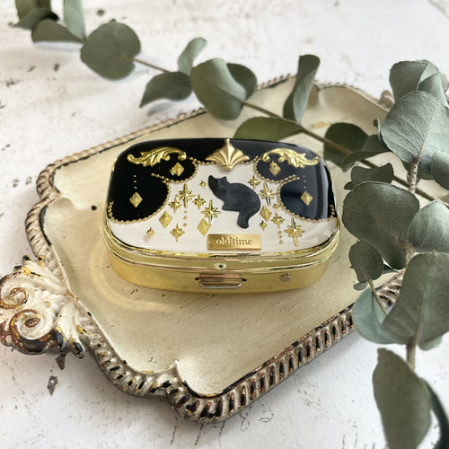 古い　黒と金のビーズアクセサリーケース ピルケース】黒猫と光／アクセサリーケース レジン （無料ギフト