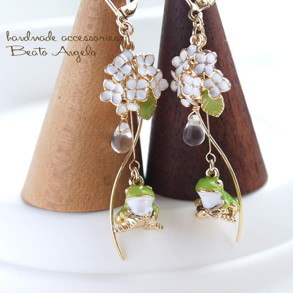 ピアス 蝶 緑 黄緑 蓄光 蝶 クラックビーズ チャーム 推し活 シンプル