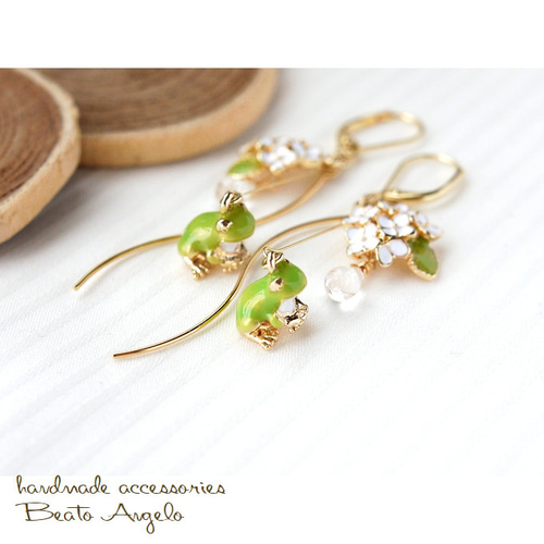 ◇◇紫陽花とカエルチャームのピアス(p-001)ホワイト G ピアス