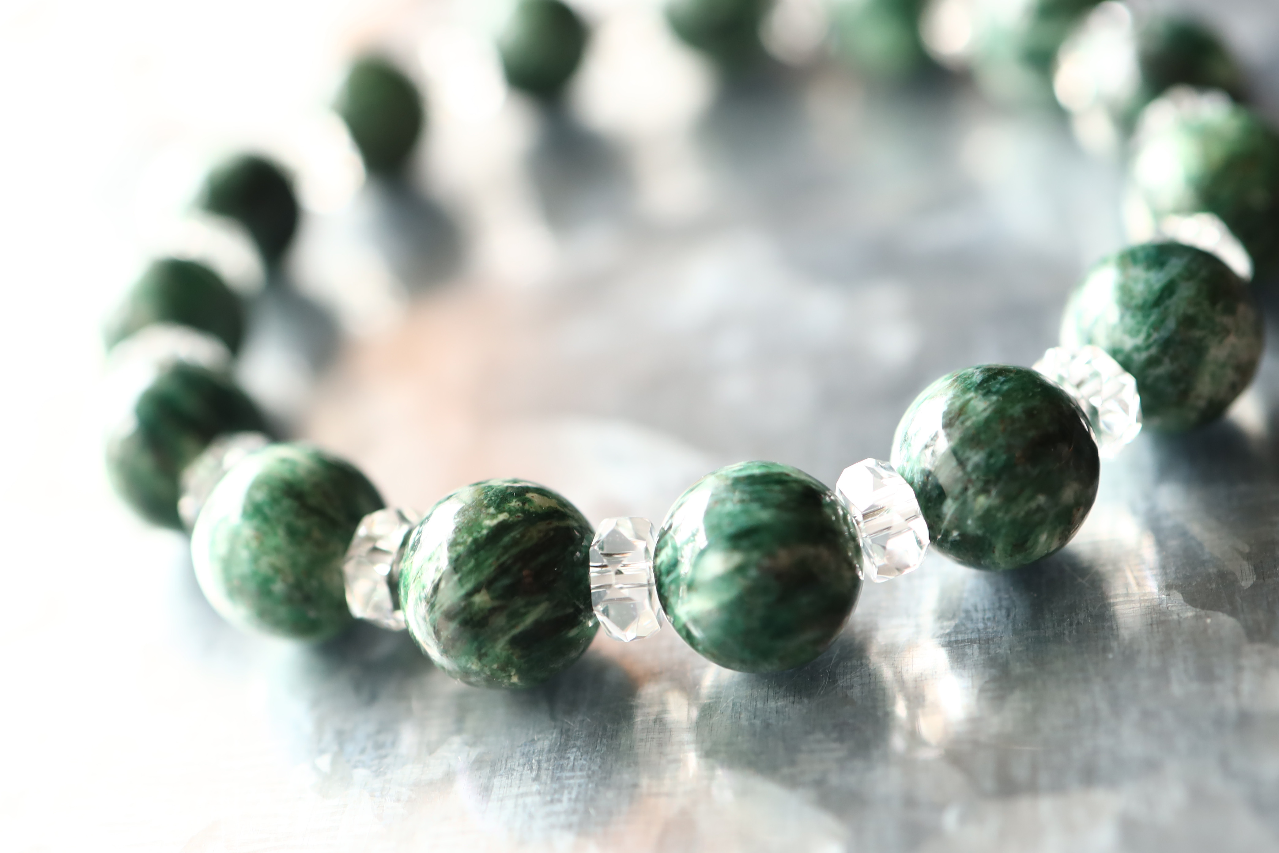 …☆原石の趣（ｵﾓﾑｷ）たっぷり☆…☆天然マイカ（フックサイト）10ミリ＆水晶☆…☆天然石ブレスレット☆…