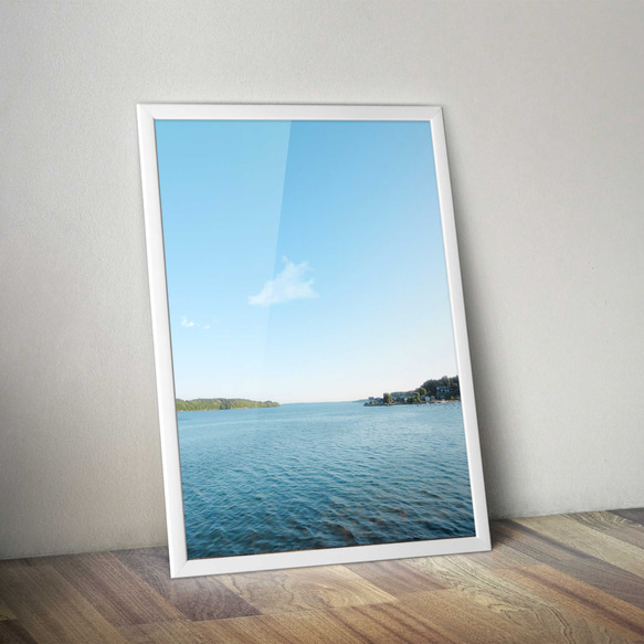 青く広がる空と海のハーモニー: 穏やかな入江の風景、自然の息吹を感じるリフレッシュアートポスター 3枚目の画像