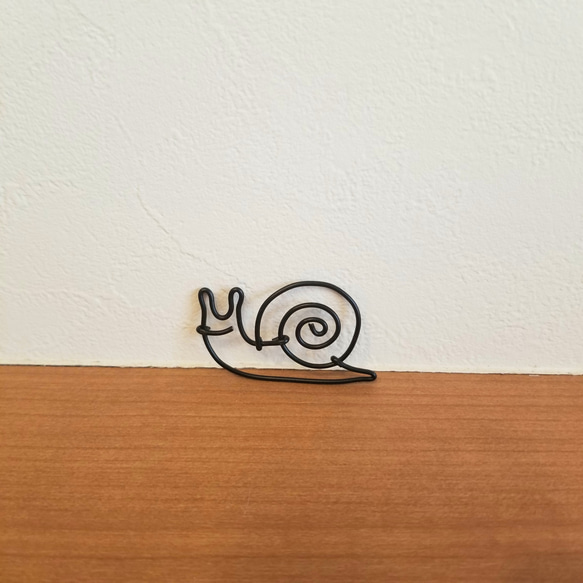 カタツムリのさんぽ 【 子 】 ワイヤーアート 壁飾り ウォールデコ かたつむり ワイヤークラフト シルエット 壁面 1枚目の画像