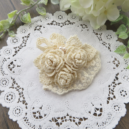 アンティーク風 レース編み 薔薇のブローチ ～クリームホワイト