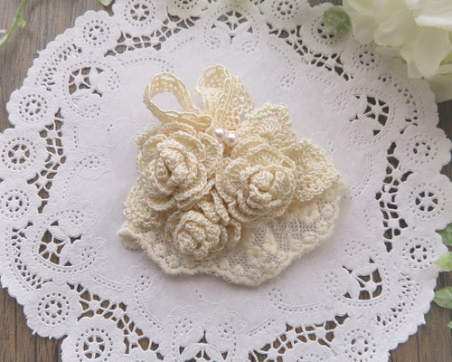 アンティーク風 レース編み 薔薇のブローチ ～クリームホワイト