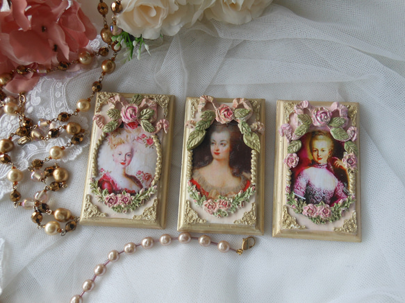 薔薇とリボンのマリーアントワネットの肖像画　ミニアートパネル 2枚目の画像