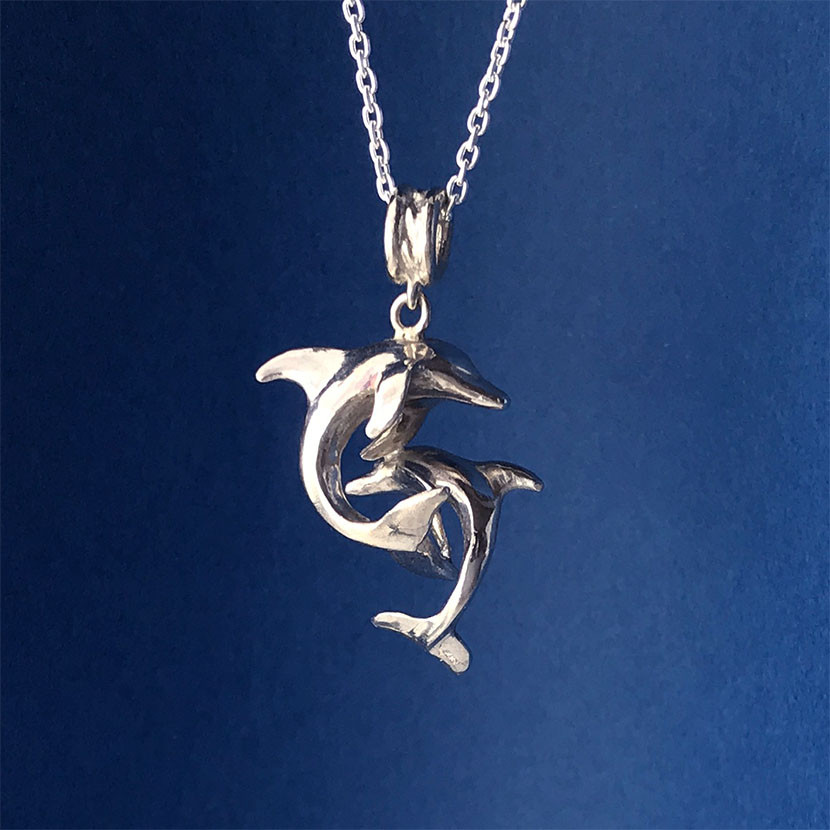 イルカのいる海 dolphin R01 【送料無料】 彫刻的なイルカの シルバー　ペンダント