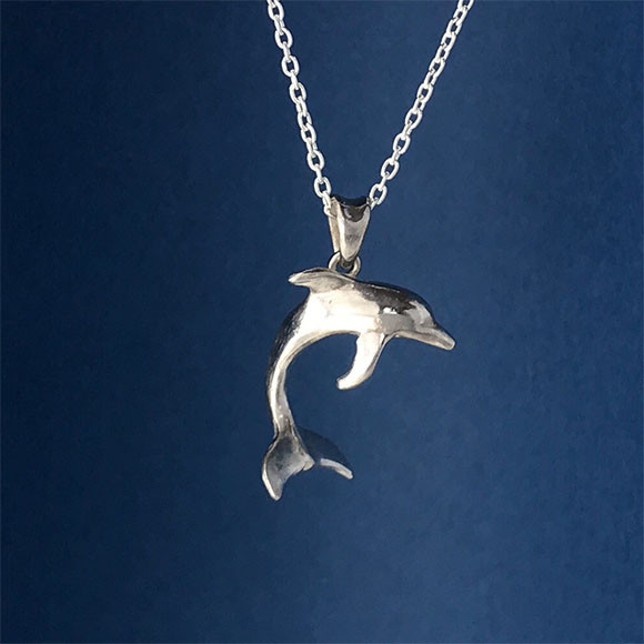 イルカのいる海 dolphin R01 【送料無料】 彫刻的なイルカの シルバー　ペンダント