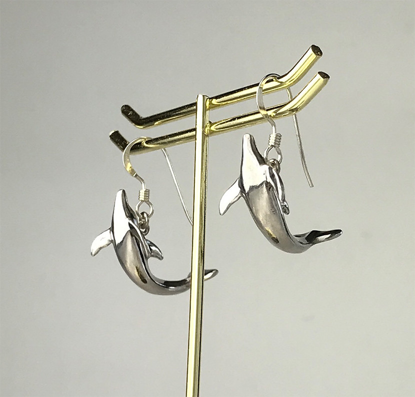 イルカのいる海  dolphin R04P【送料無料】 彫刻的なイルカの シルバーピアス