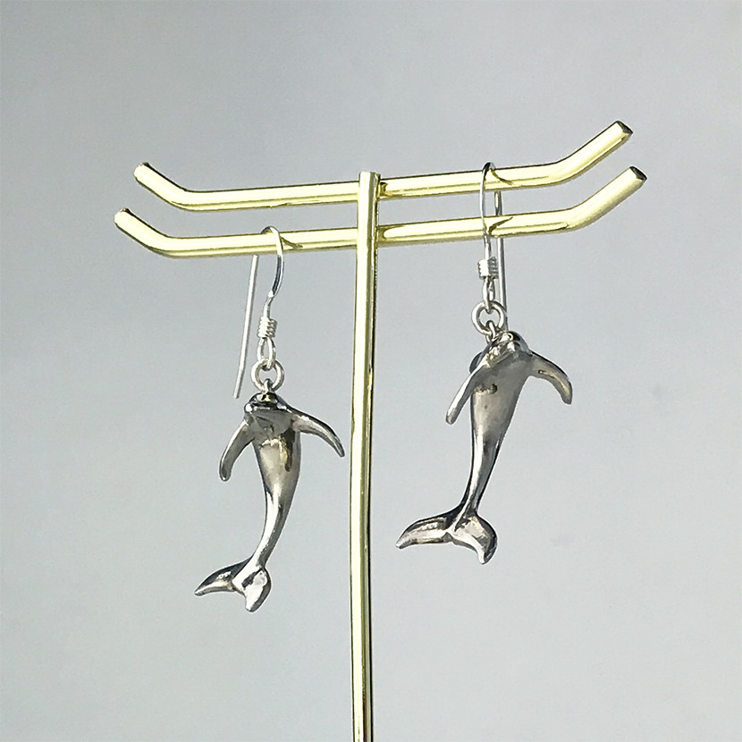イルカのいる海  dolphin R05P【送料無料】 彫刻的なイルカの シルバーピアス
