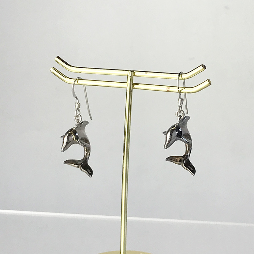 イルカのいる海  dolphin R06P【送料無料】 彫刻的なイルカの シルバーピアス