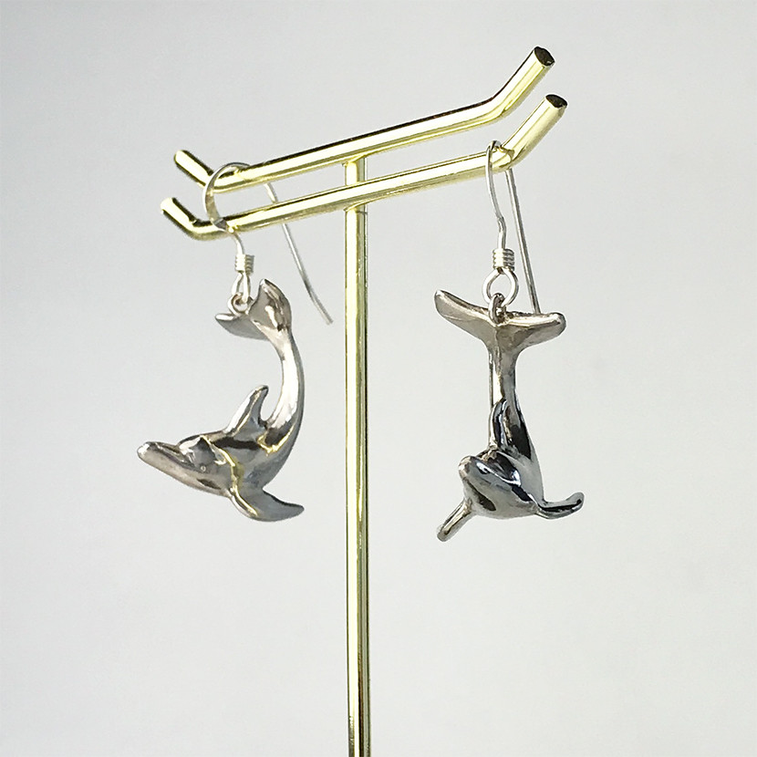 イルカのいる海  dolphin R07P【送料無料】 彫刻的なイルカの シルバーピアス