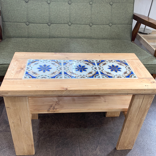 鮮やかなサファイアブルーのレトロ柄タイルカフェテーブル 鮮やかなサファイアブルーのレトロ柄タイルカフェテーブル