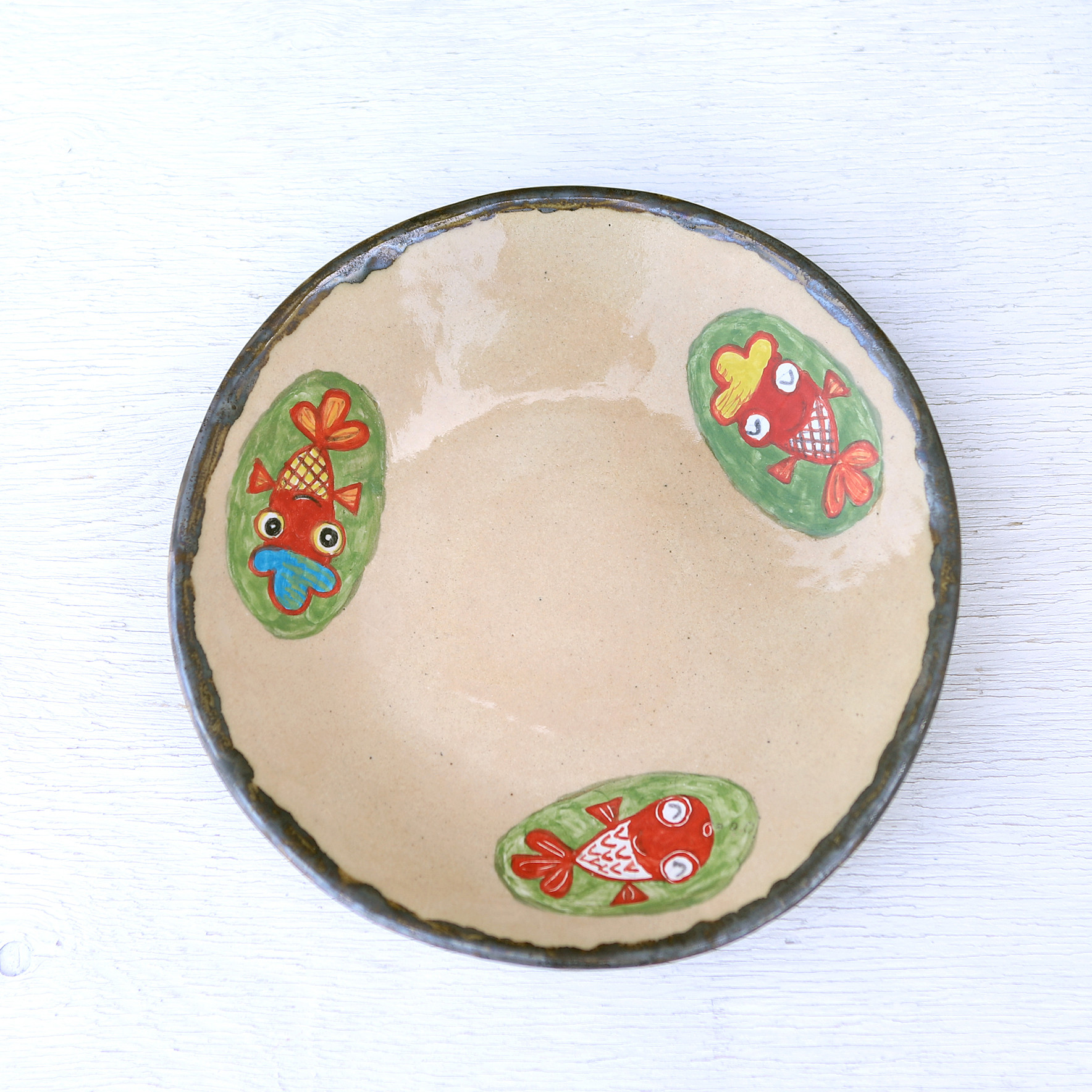 帽子をかぶった赤い金魚の色絵深皿