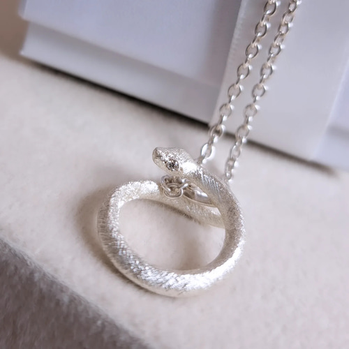 両目ダイヤ 【白蛇 ペンダントトップ 】蛇ネックレス 巳年 干支 白蛇