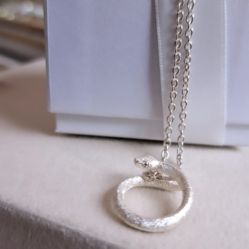 干支白蛇 楽天市場】＜桜白蛇 桜小蛇＞白蛇 巳年 干支の置物 ジュエリーボックス