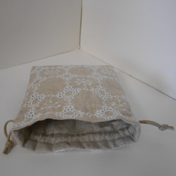 リネンの刺繍レース生地の巾着ポーチ　小　中　ホワイト 3枚目の画像